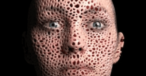 Mujer con agujeros en su cara hechos con computadora
