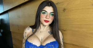 Videos y Contenido Viral de Karely Ruiz vestida de azul