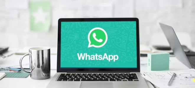 laptop con logo de whatsapp