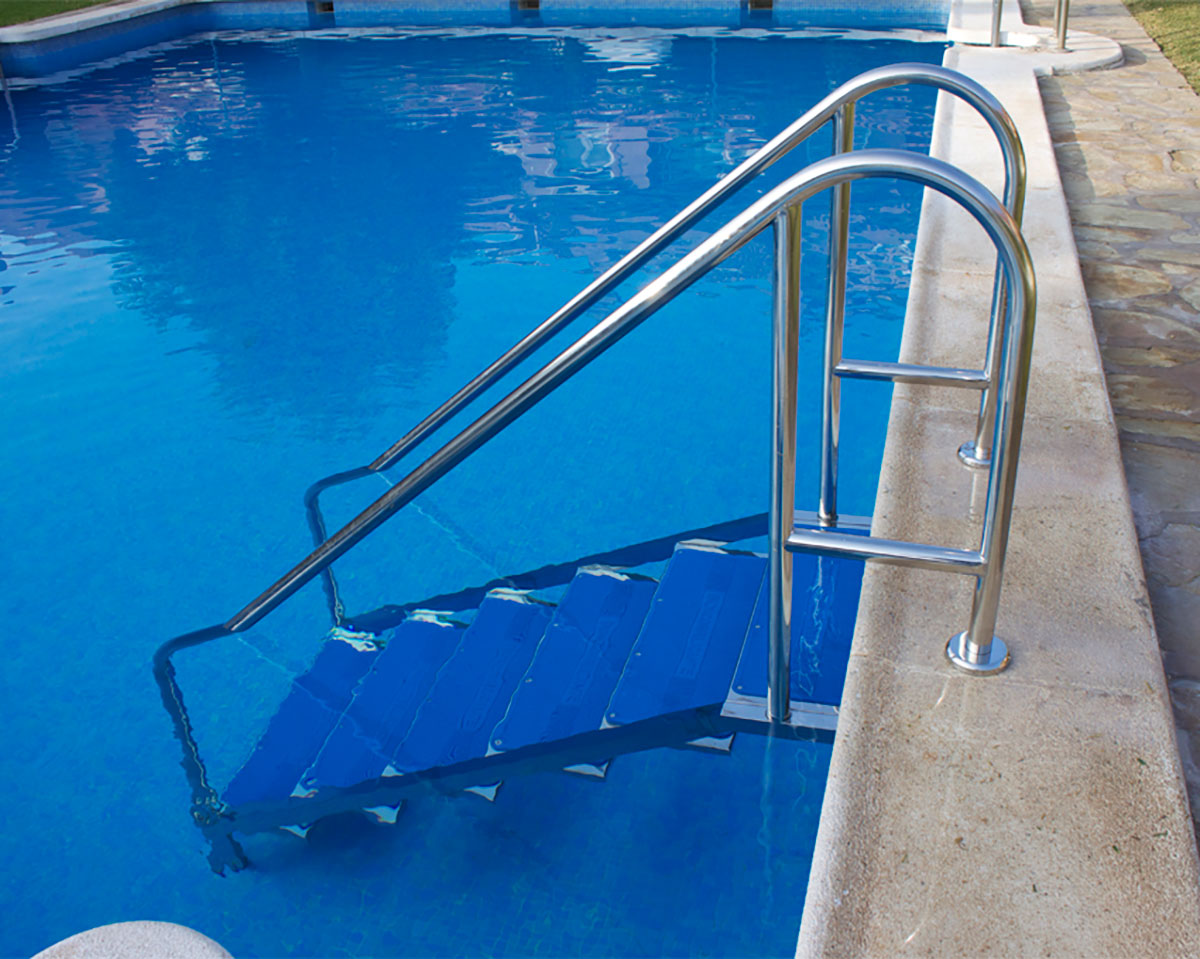 Ventajas de instalar una barandilla en tu piscina