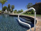 ¿Por qué es indispensable una barandilla en una piscina?