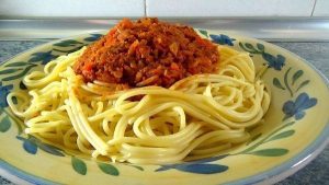 Qué ingredientes necesito para hacer spaghetti a la boloñesa auténtico en Colombia?