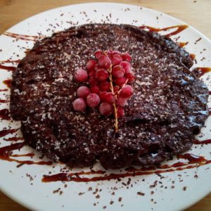 Cómo se prepara la tortilla de chocolate con grosellas en Colombia?
